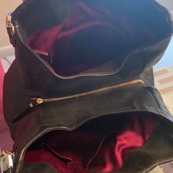 Coach used very few with a dust bag very unique design good size even for travel - Picture 14 of 17